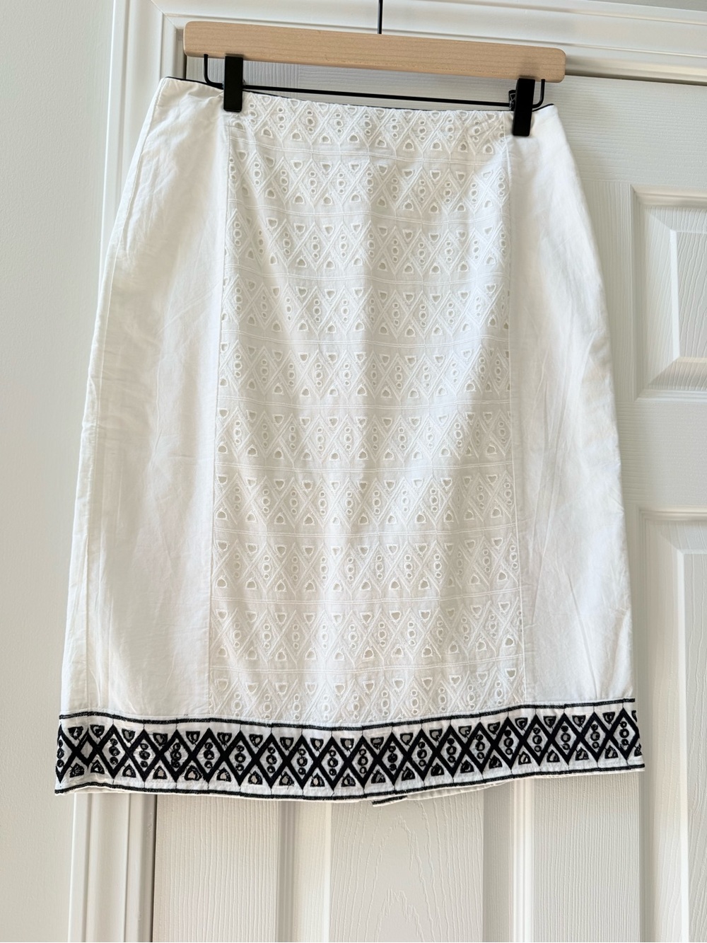 Adrianna Papell White Pencil Skirt with Navy Geometric Trim